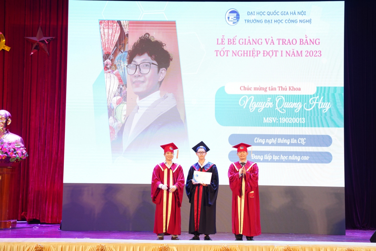 Thủ khoa Nguyễn Quang Huy tại lễ bế giảng