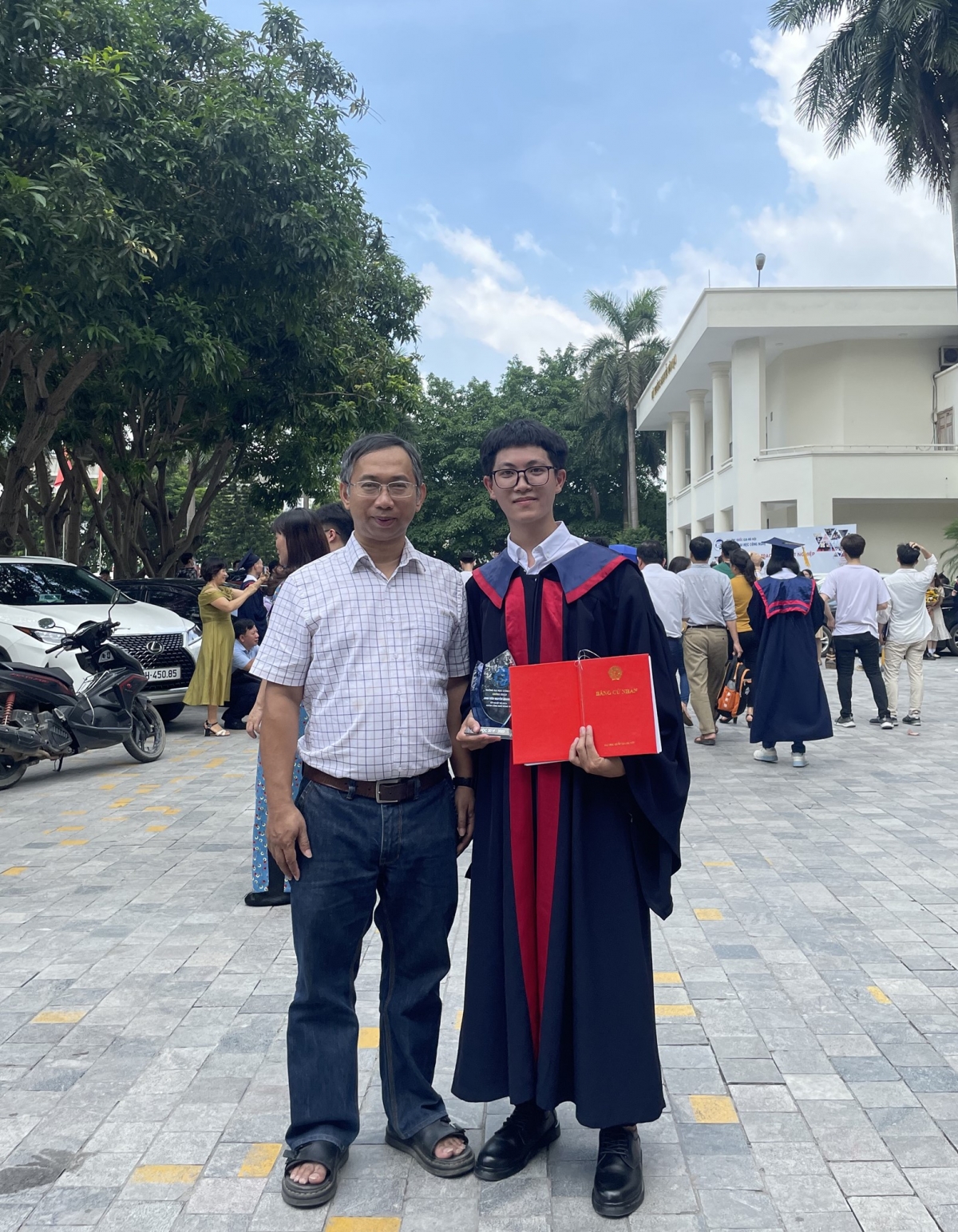 Nguyễn Quang Huy (bên phải ảnh) và người thầy của em TS. Nguyễn Đại Thọ – giảng viên Khoa Công nghệ thông tin, Trường ĐH Công nghệ