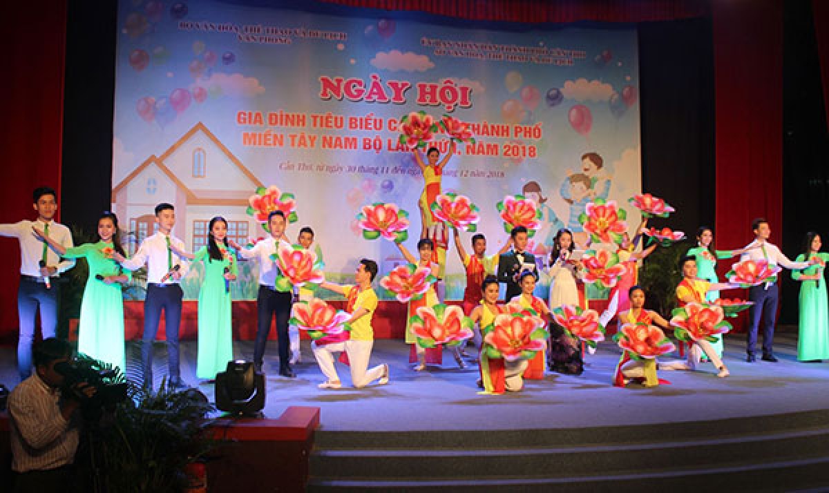 Tiết mục văn nghệ chào mừng trong chương trình Khai mạc Ngày hội Gia đình tiêu biểu các tỉnh, thành phố miền Tây Nam bộ lần thứ I năm 2018