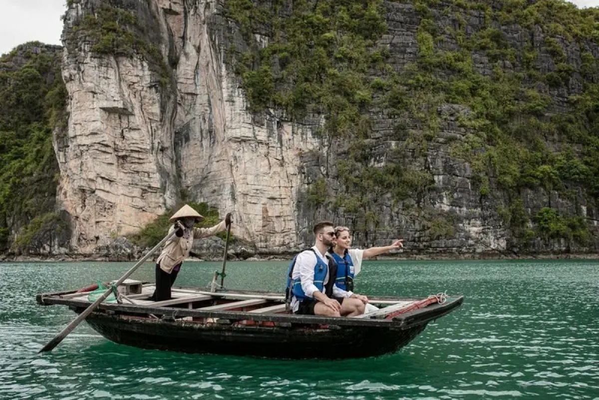 Du khách quốc tế tham quan làng chài trên vịnh Hạ Long. Ảnh: Luxgroup