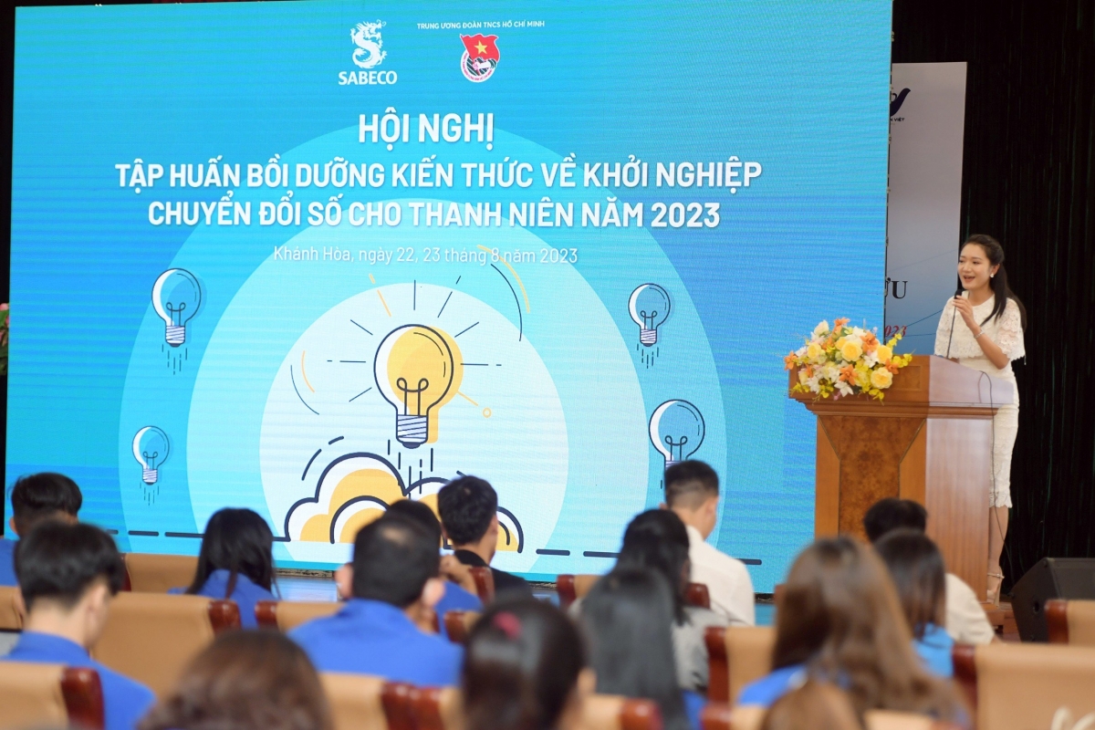 Chuyên gia chia sẻ kinh nghiệm tại buổi tập huấn. Ảnh: BTC