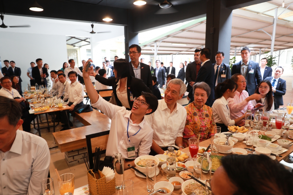 Thủ tướng Singapore và phu nhân chụp ảnh với sinh viên ĐHQGHN tại nhà ăn sinh viên