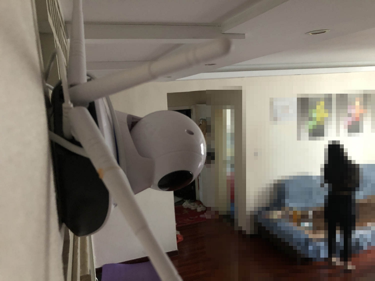 Ở thành thị, camera thường được lắp ở trong nhà, làm dấy lên những mối lo ngại về quyền riêng tư.