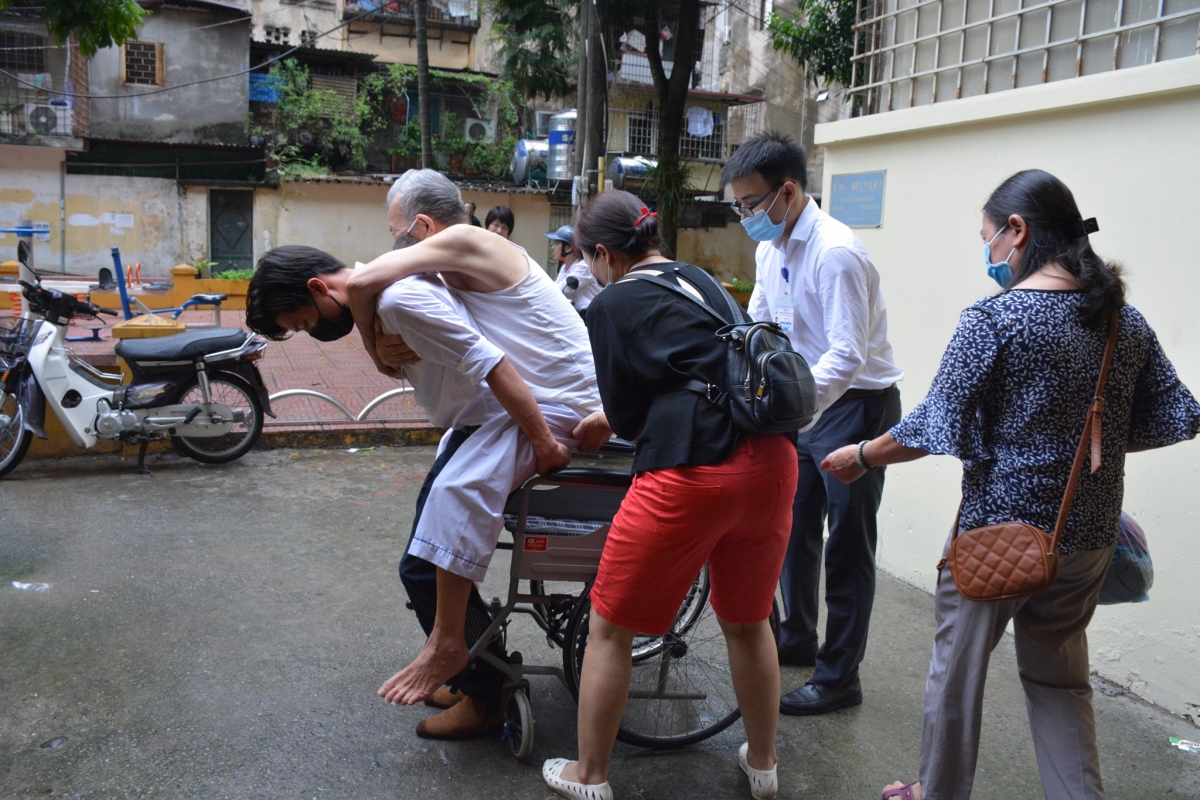 Hỗ trợ người nhà chăm sóc người cao tuổi (Ảnh KT)