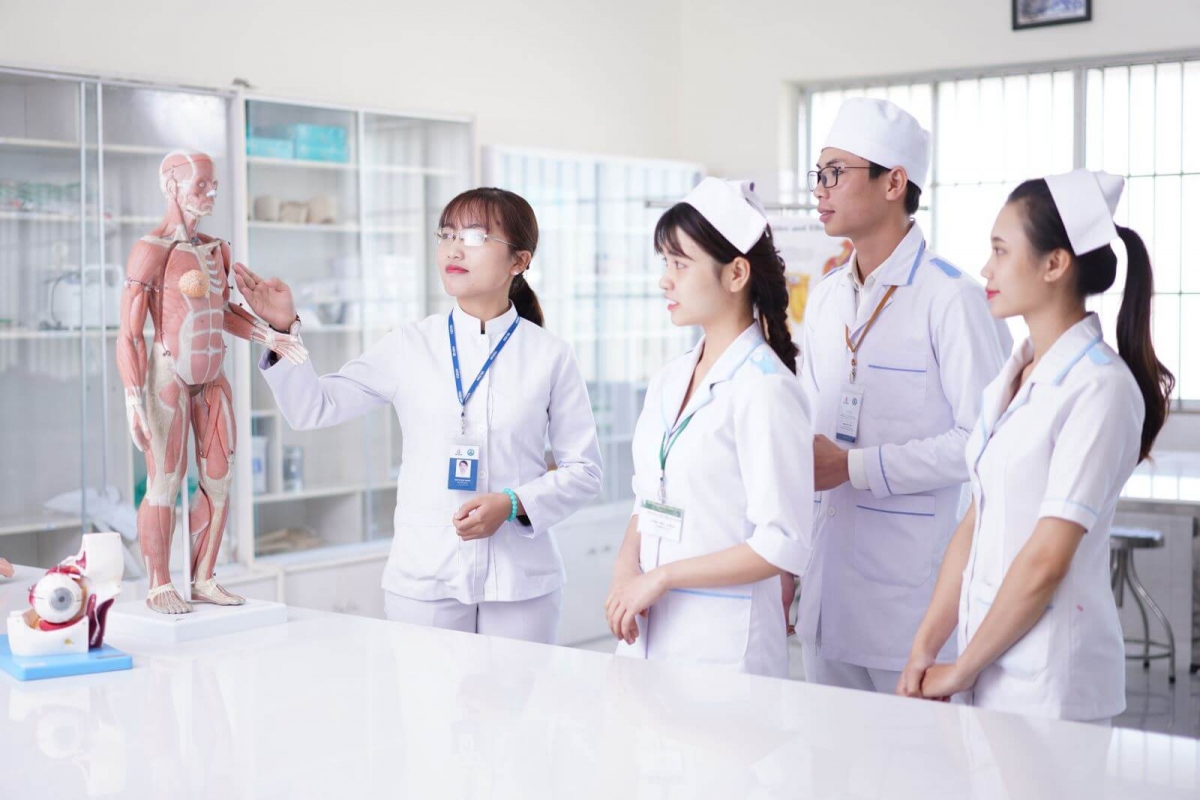Điều dưỡng viên học tập bài bản và chuyên nghiệp (Anhr KT)