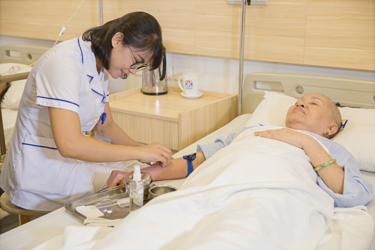 Chăm sóc người cao tuổi (Ảnh KT)