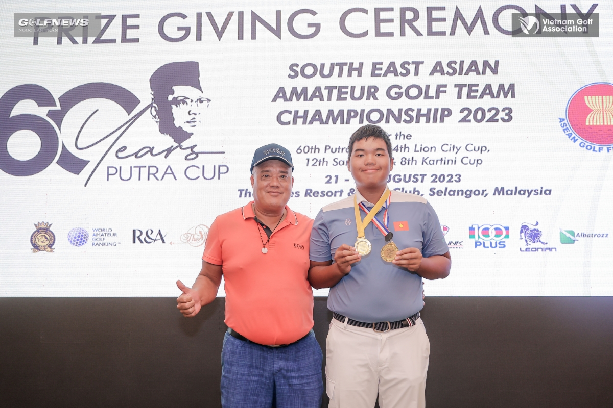 Golfer Nguyễn Đức Sơn (phải) mang về tấm HCV cá nhân Lion Cup