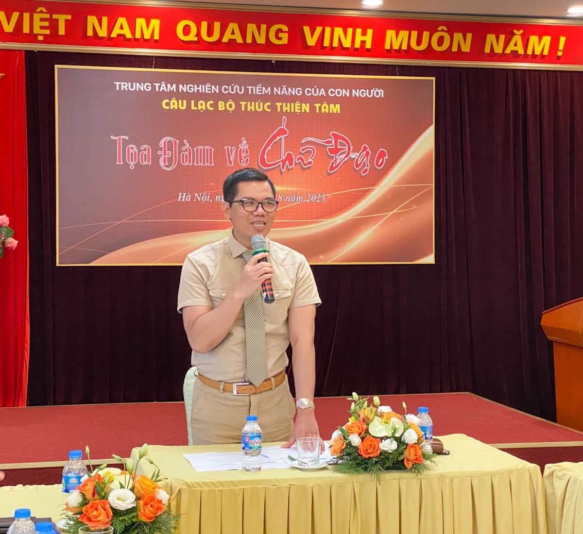 Nhà báo Hoàng Anh Sướng chia sẻ câu chuyện trao truyền văn hóa trong chính gia đình mình. Và đó đáng được xem như cách thức nhằm gìn giữ những nét đẹp trong văn hóa dân tộc.