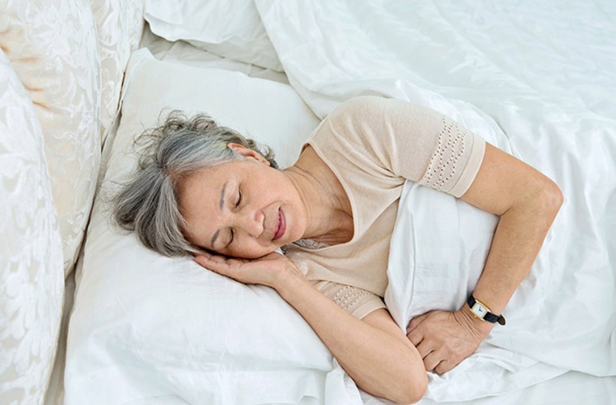 Các tư thế nằm nghiêng, nằm úp có thể khiến chất lỏng tích tụ nhiều hơn