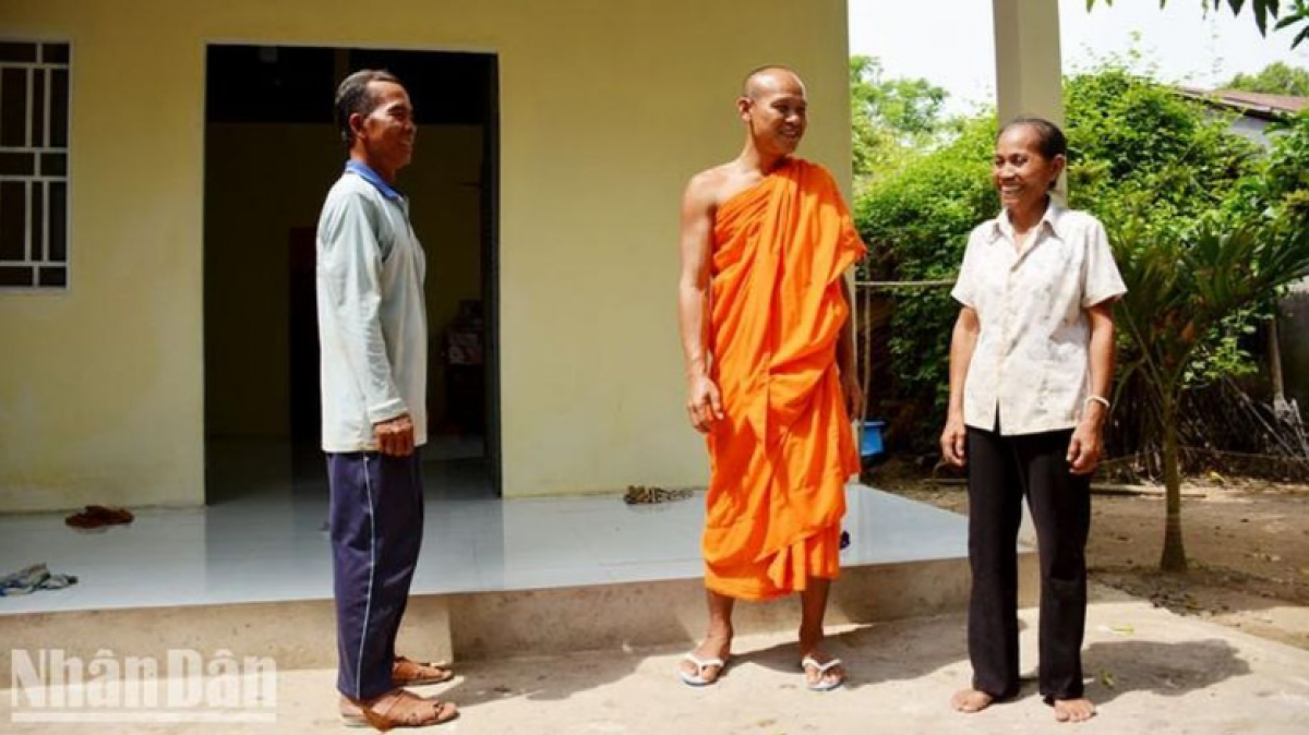 Ngôi nhà bà Thị Nhâm do ông Danh Hùng (bên trái) hỗ trợ tiền nhân công, chi phí xây dựng.