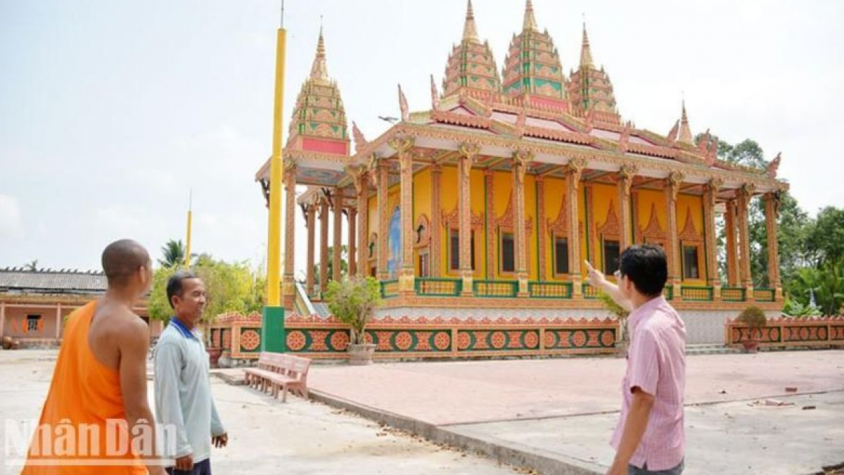 Ông Danh Hùng (giữa) và ngôi chùa Sóc Ven mới do ông thiết kế, xây dựng.