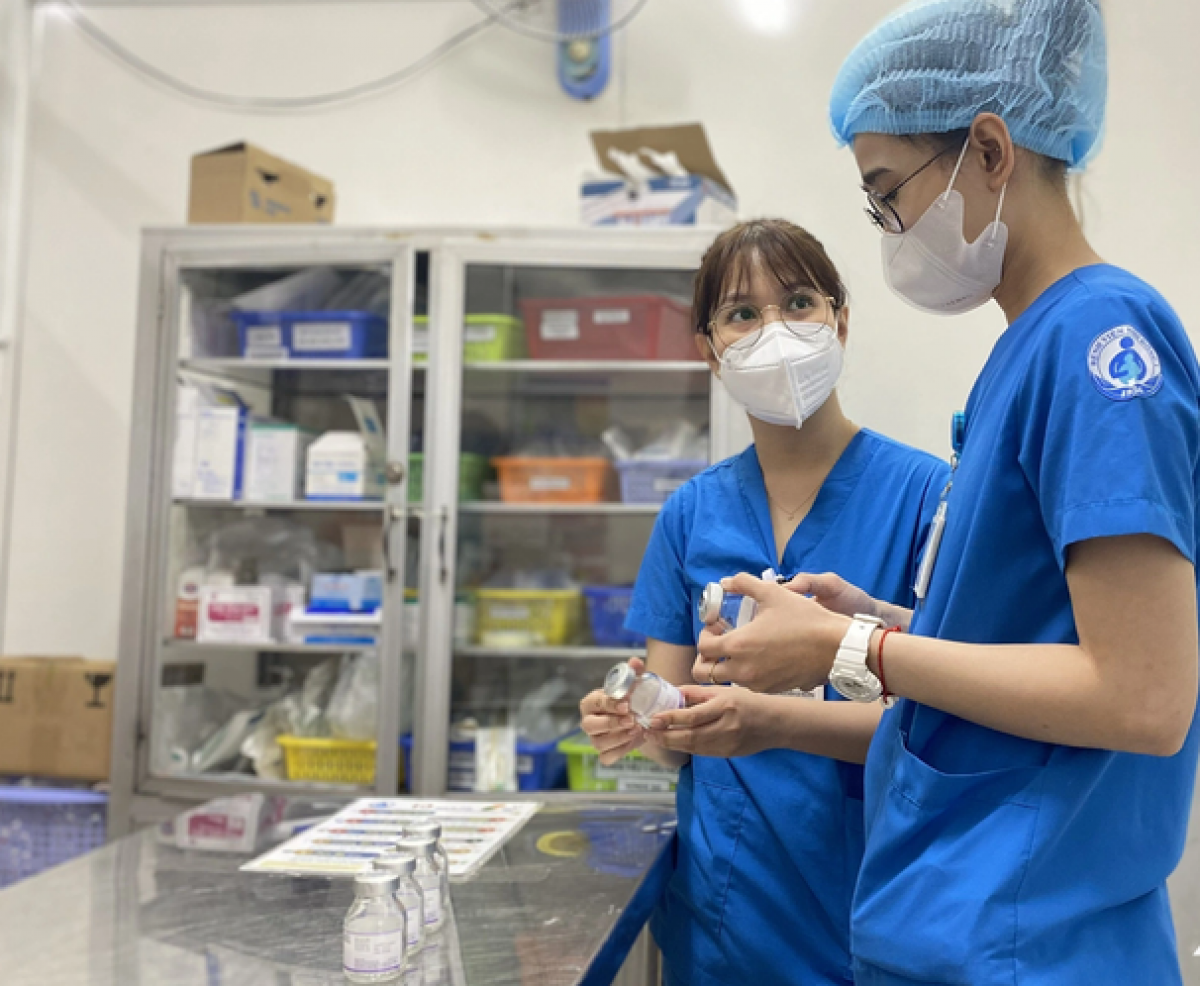 Nhân viên y tế BV Nhi đồng 1 kiểm tra các lọ thuốc điều trị bệnh tay chân miệng - Ảnh: Xuân Mai