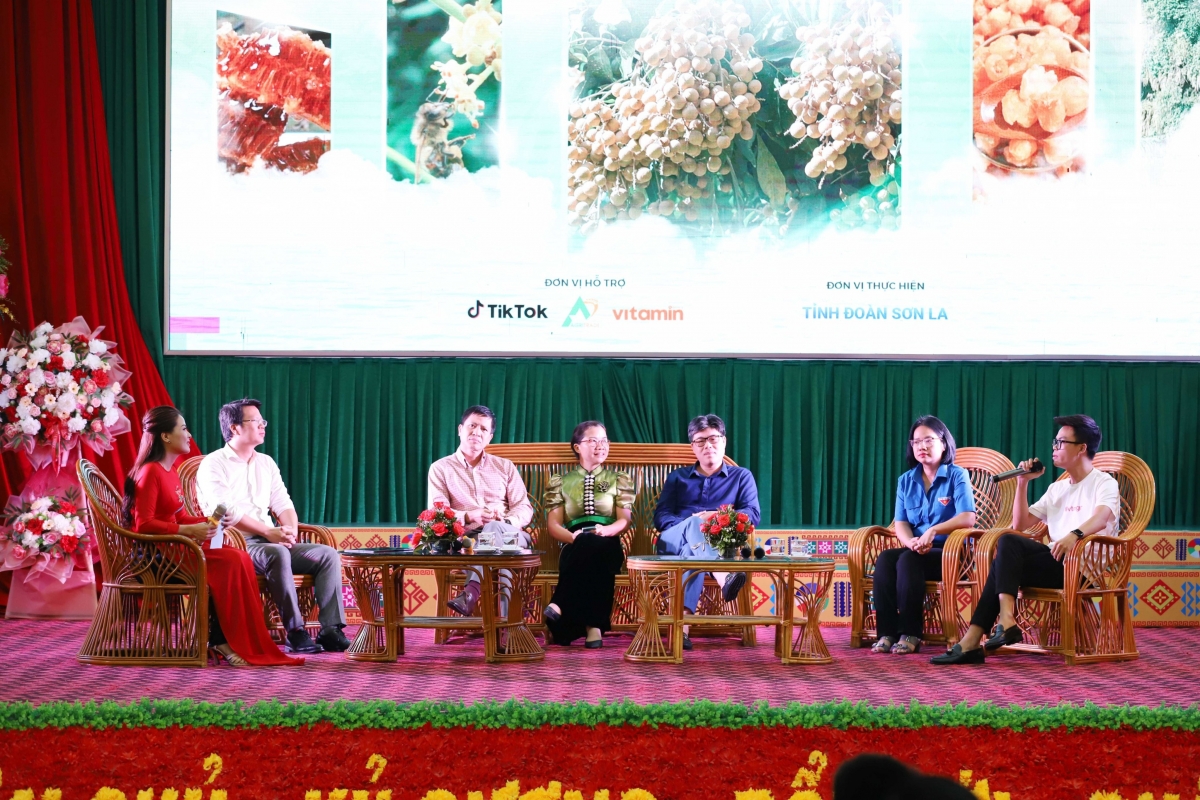 Chia sẻ kinh nghiệm tại diễn đàn "Khai thác tiềm năng kinh tế số trong xúc tiến quảng bá sản phẩm OCOP". Ảnh: BTC