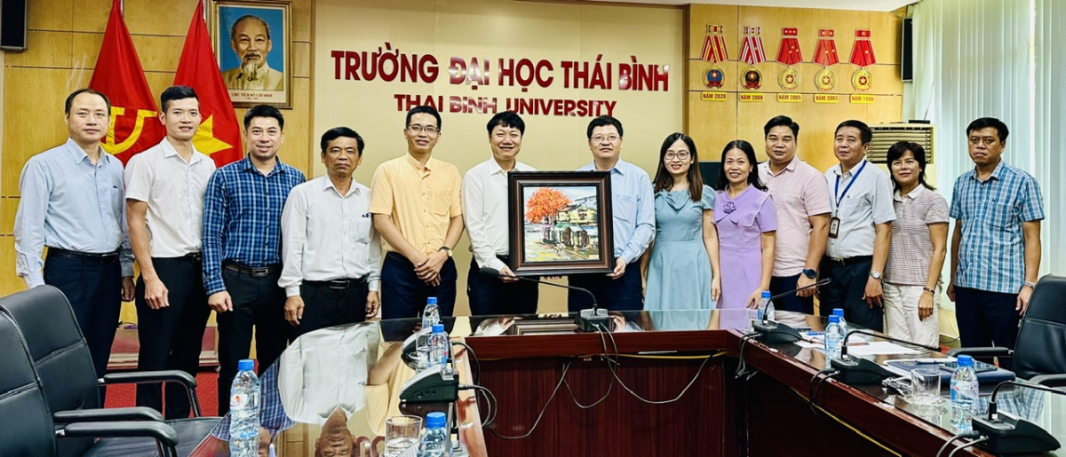 Lễ ký Biên bản ghi nhớ hợp tác triển khai kỳ thi Đánh giá năng lực của ĐHQGHN tại Trường Đại học Thái Bình từ năm 2024.
