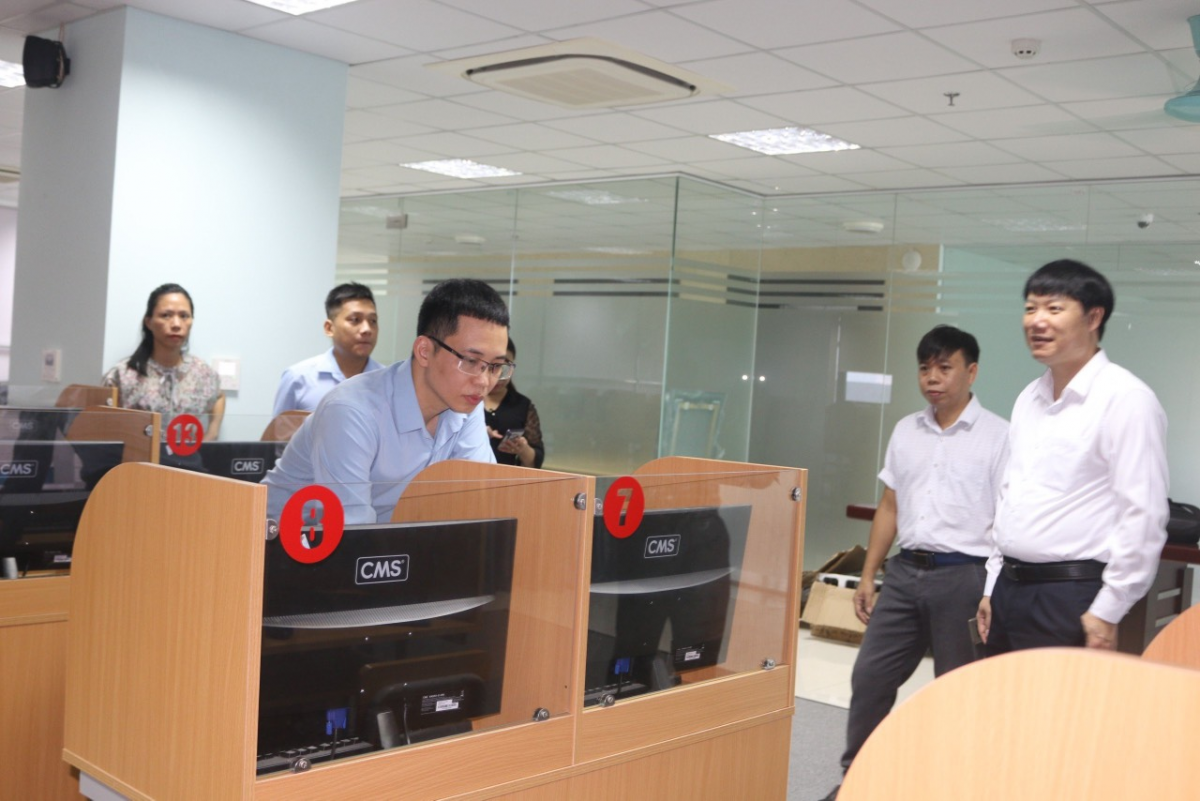 Lãnh đạo Trung tâm Khảo thí ĐHQGHN kiểm tra cơ sở vật chất của Trường ĐH Hà Tĩnh đảm bảo cho việc tổ chức kỳ thi HSA