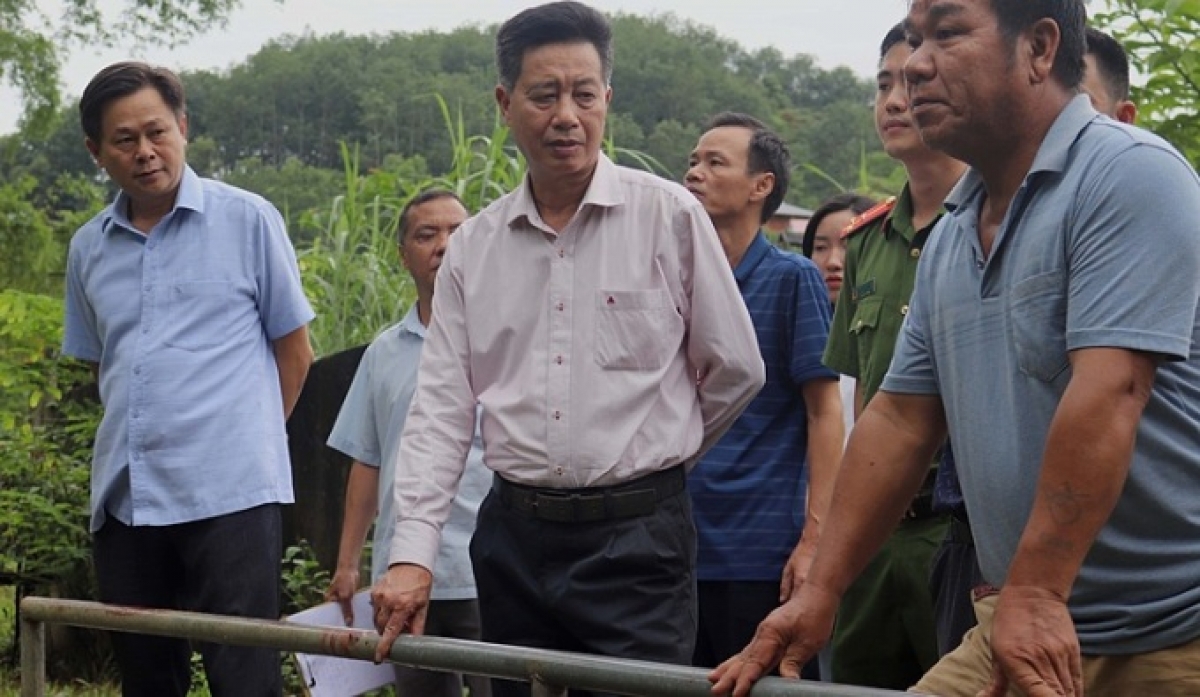 Đoàn công tác của Sở Y tế kiểm tra tại khu vực nguồn nước bị nghi ngờ ô nhiễm tại bản Co Pục
