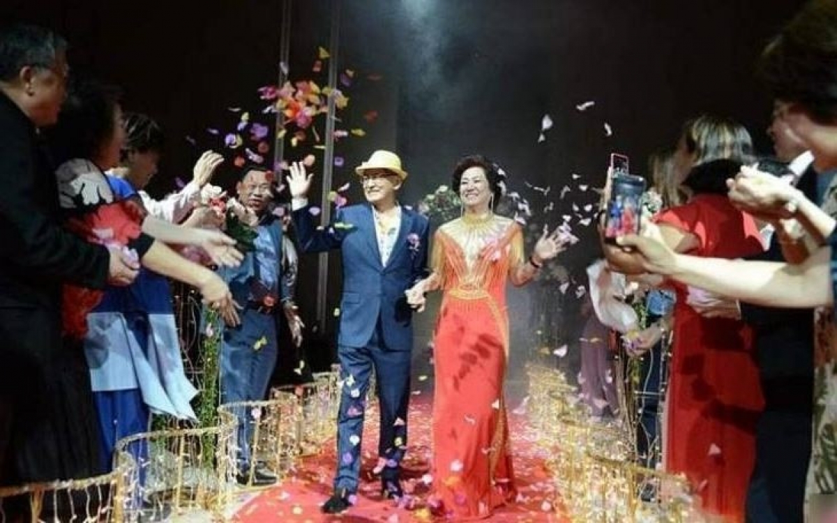 Bữa tiệc xa hoa của cặp vợ chồng U80