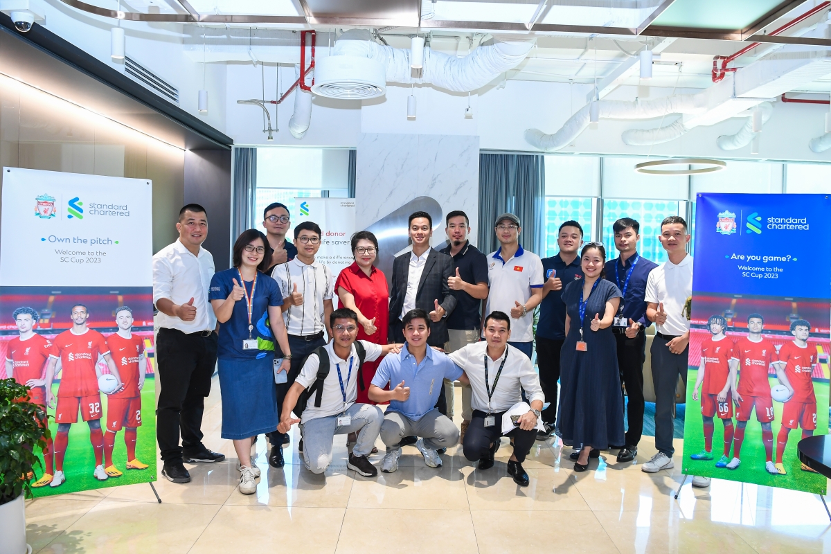 Đại diện các đội bóng và BTC giải bóng đá Cúp Standard Chartered 2023