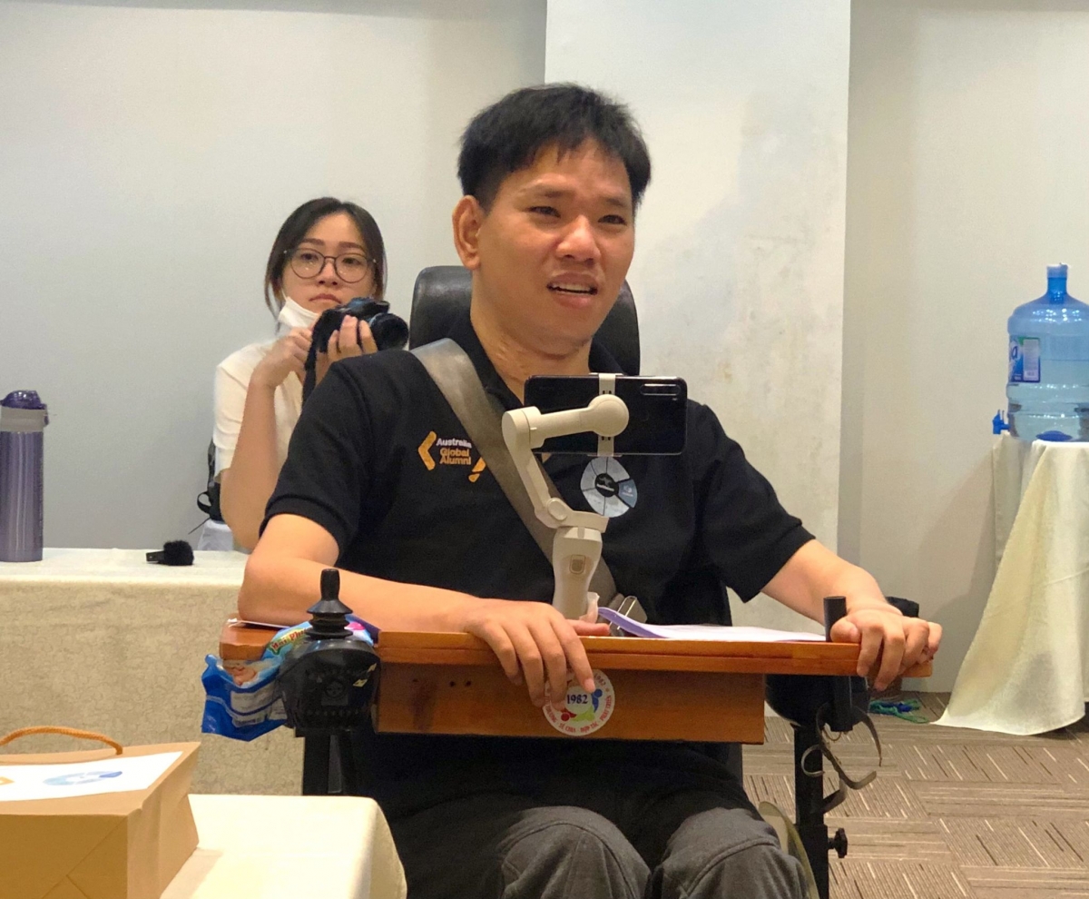 Chung tích cực tham gia các lớp học để nâng cao kỹ năng, trình độ