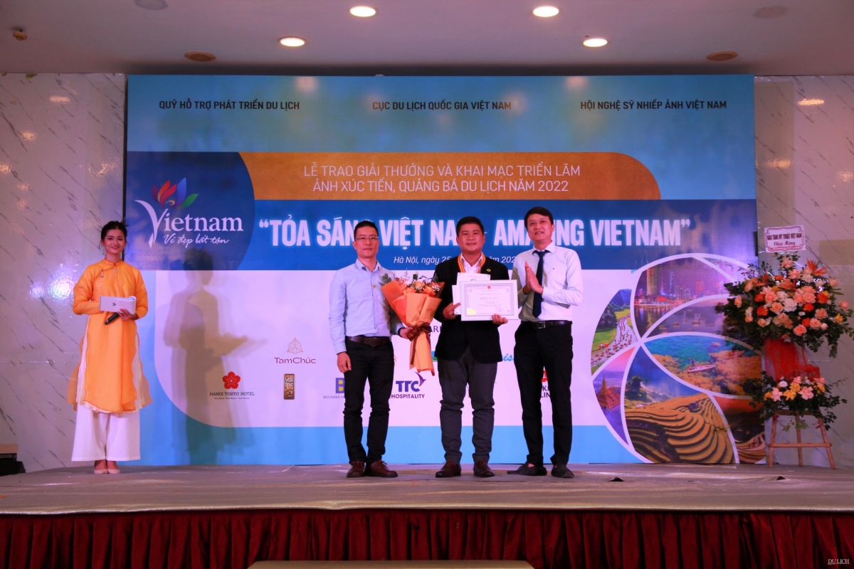 Ban tổ chức trao giải cho tác giả đạt giải Nhất cuộc thi