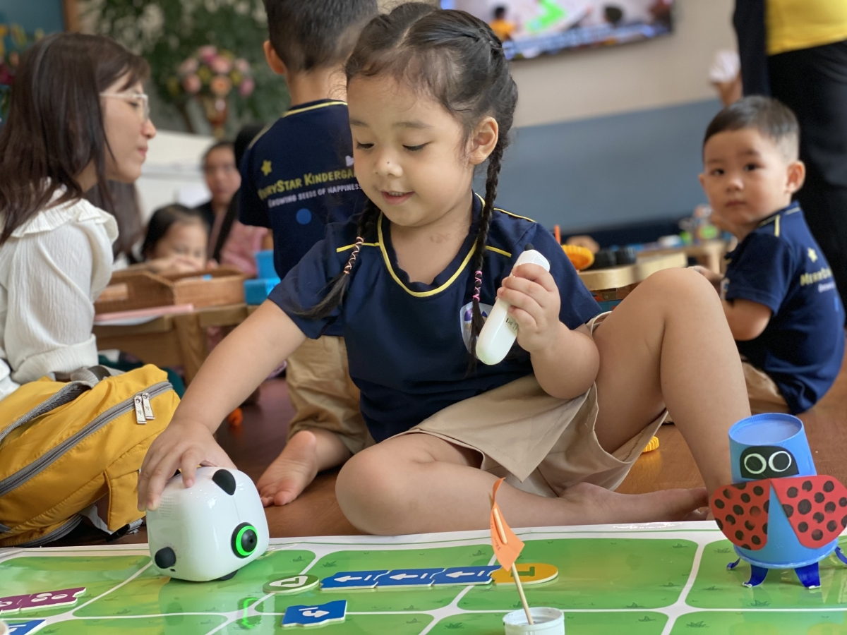 Công nghệ giáo dục bậc mầm non không đơn giản chỉ gồm điện thoại, máy tính hay các thiết bị kết nối.