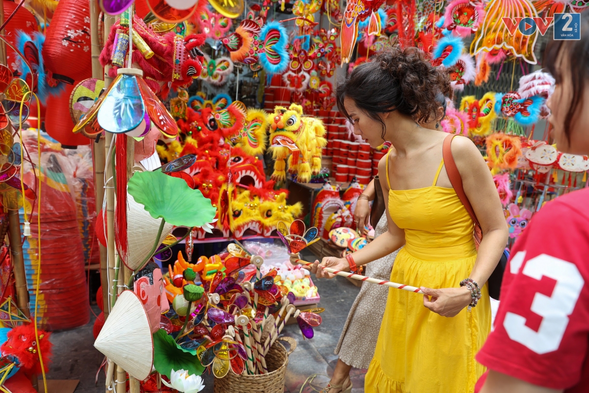 Không chỉ là nơi mua bán, phố Hàng Mã còn là địa điểm tham quan, trải nghiệm thú vị.