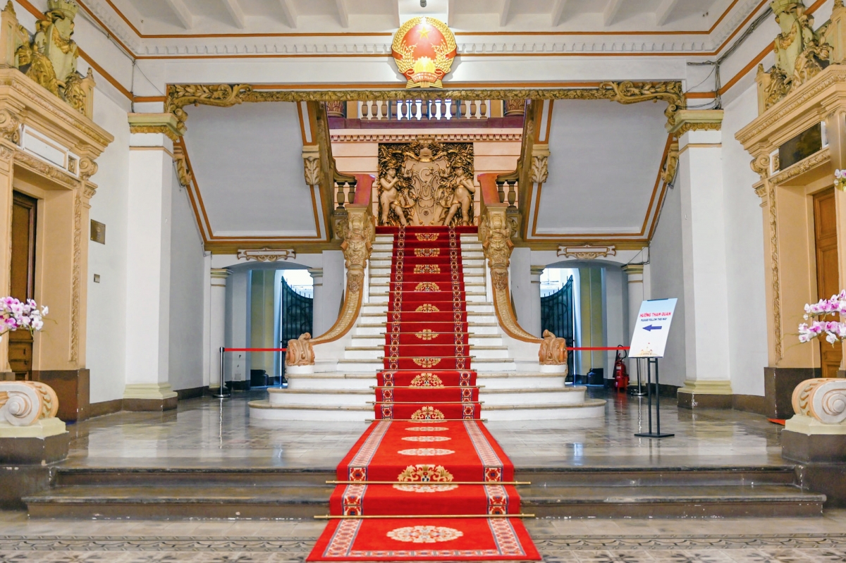 Cầu thang bộ từ tầng trệt lên tầng một ngay giữa sảnh, chính giữa phía trên gắn Quốc huy Việt Nam. Ảnh: Khai thác
