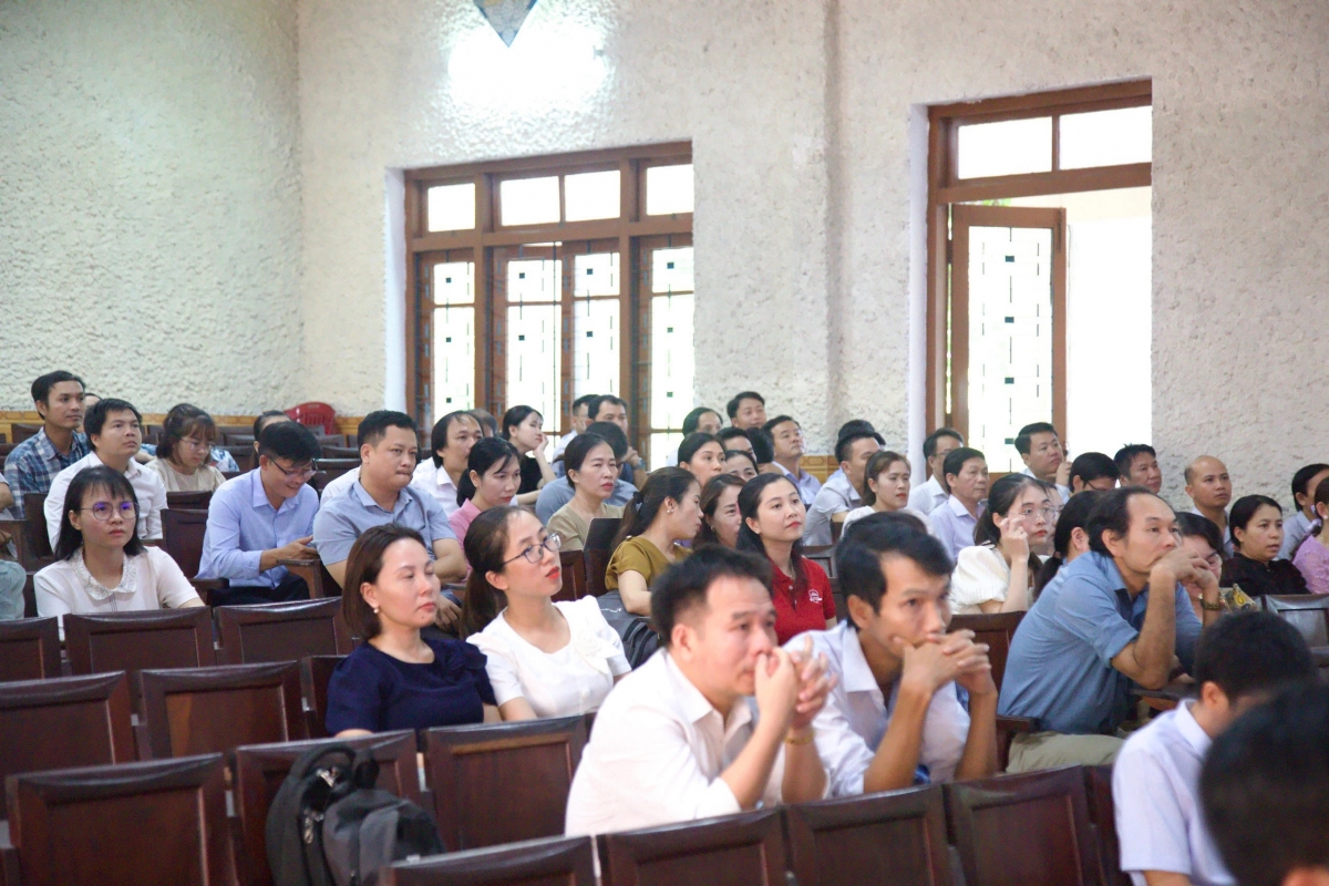 Các giáo viên tham dự khoá bồi dưỡng
