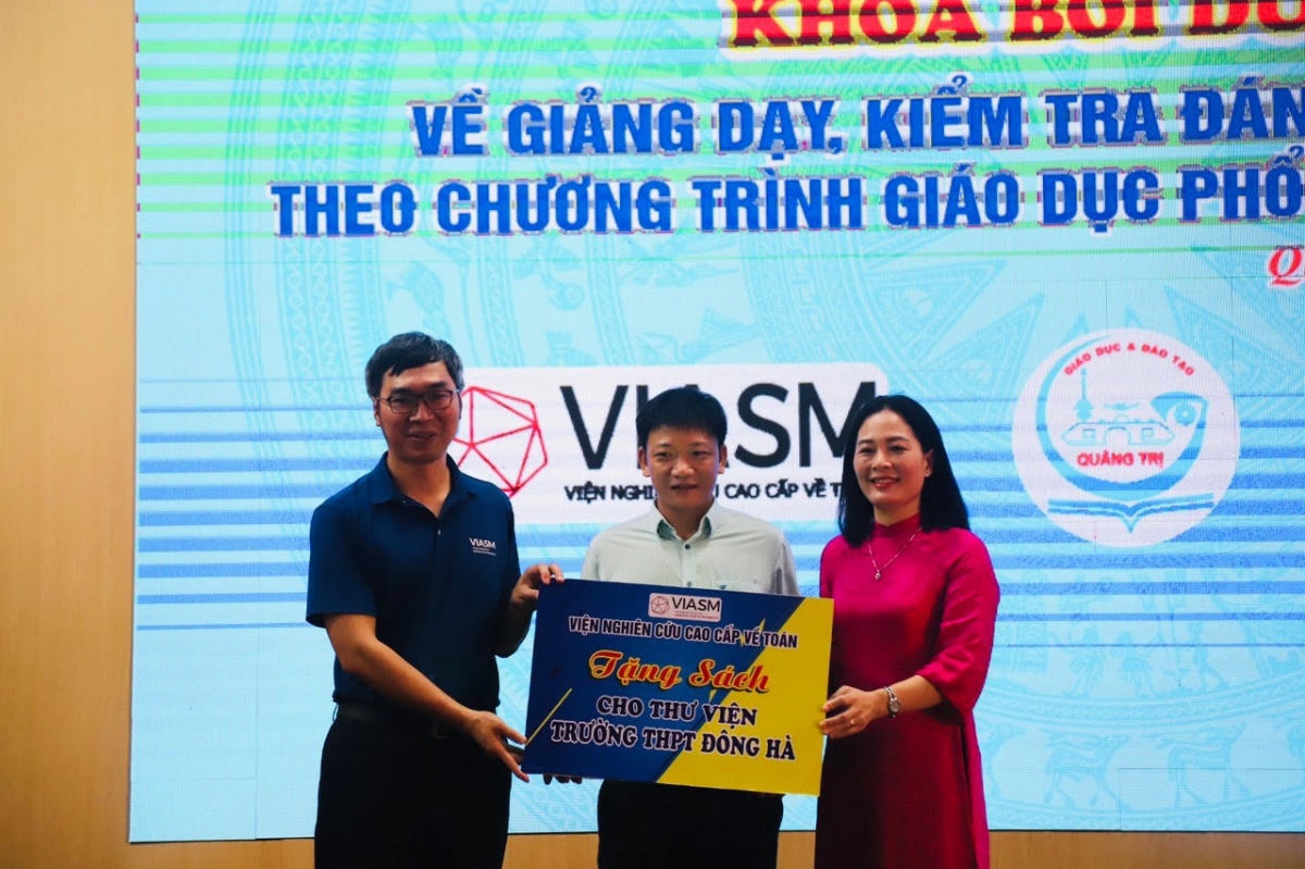 PGS.TS Lê Minh Hà tặng sách cho ban tổ chức, Sở GD&ĐT tỉnh Quảng Trị và trường THPT Đông Hà