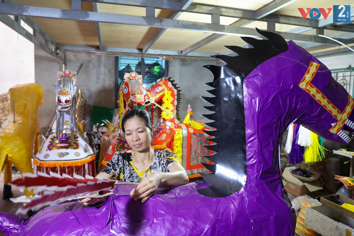 Chị Hoa (cơ sở Hoa Báu, làng Phúc Am) đang trang trí ông ngựa cho biết, mỗi sản phẩm trung bình mất 1 giờ để hoàn thiện, các công đoạn làm khung trước đó do hộ khác đảm nhiệm.