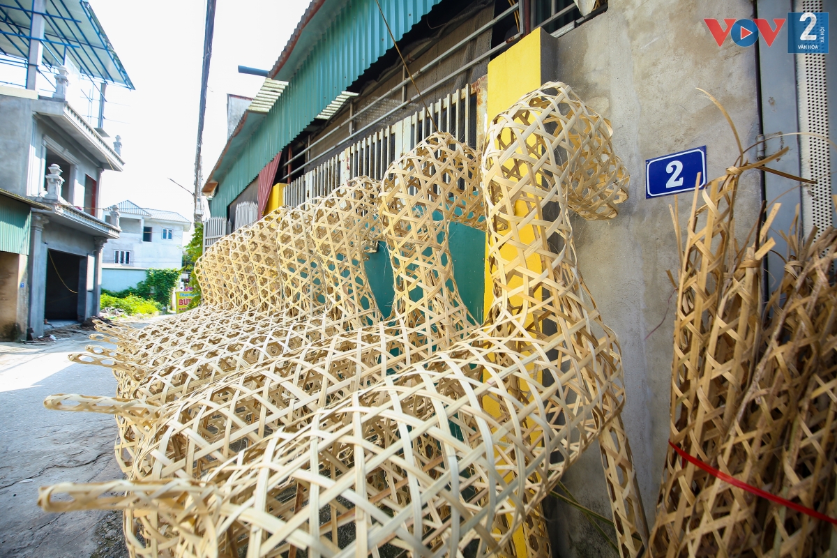 Bước qua cánh cổng làng, không khó bắt gặp hình ảnh hàng trăm khung ngựa đan nan tre bày từ trong nhà ra ngoài đường.