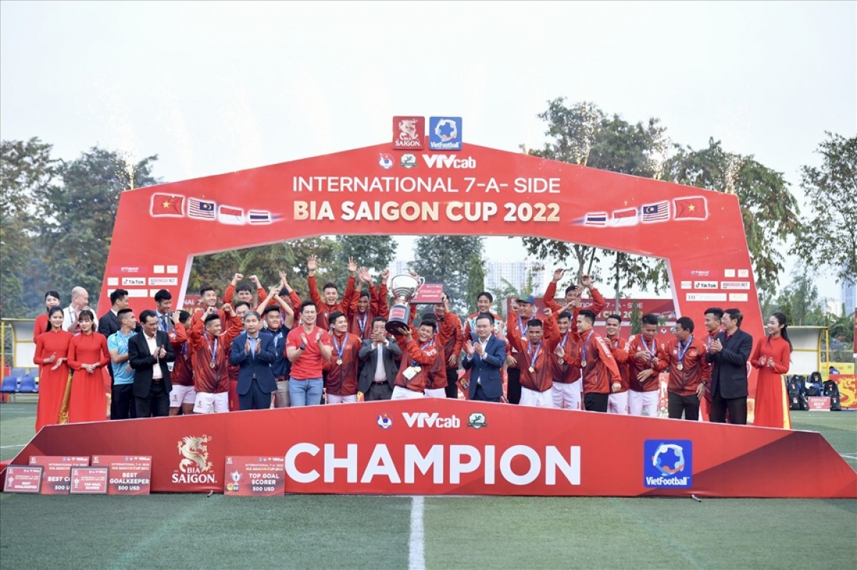 Đội tuyển chọn Việt Nam trở thành nhà vô địch đầu tiên của giải bóng đá 7 người quốc tế Cúp Bia Saigon 2022