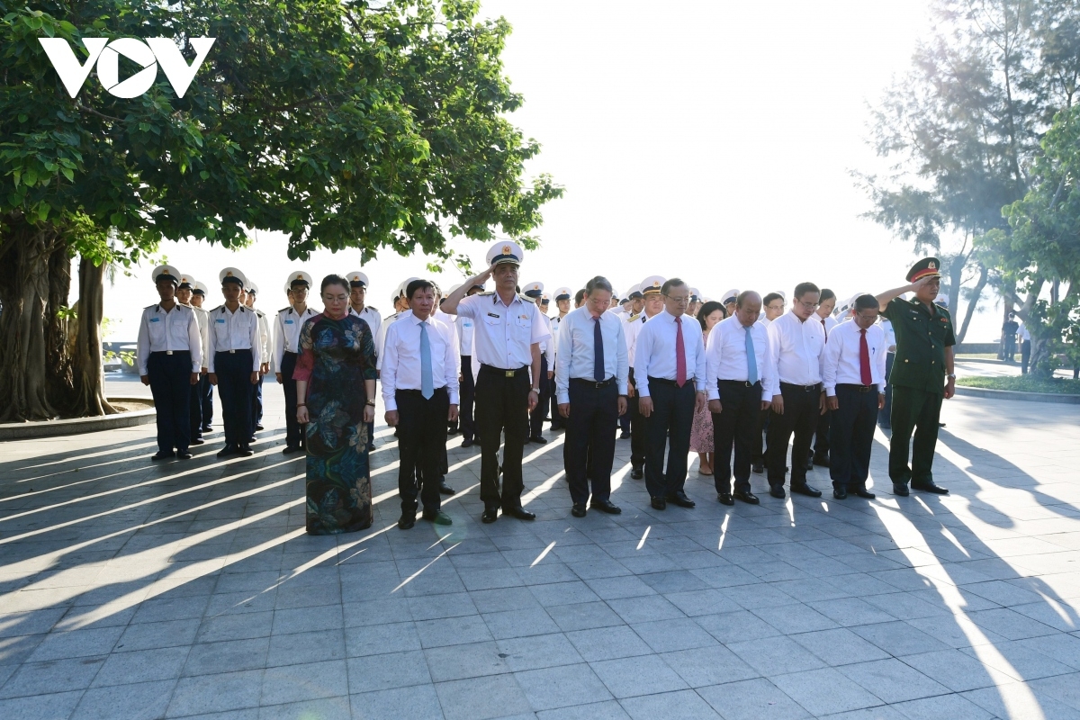 Trong không khí trang nghiêm, các đại biểu đã thực hiện nghi thức dâng hoa, hương và dành một phút mặc niệm các anh hùng, liệt sĩ, những người con ưu tú của quê hương Khánh Hoà đã chiến đấu, anh dũng hy sinh vì nền độc lập, tự do của Tổ quốc.