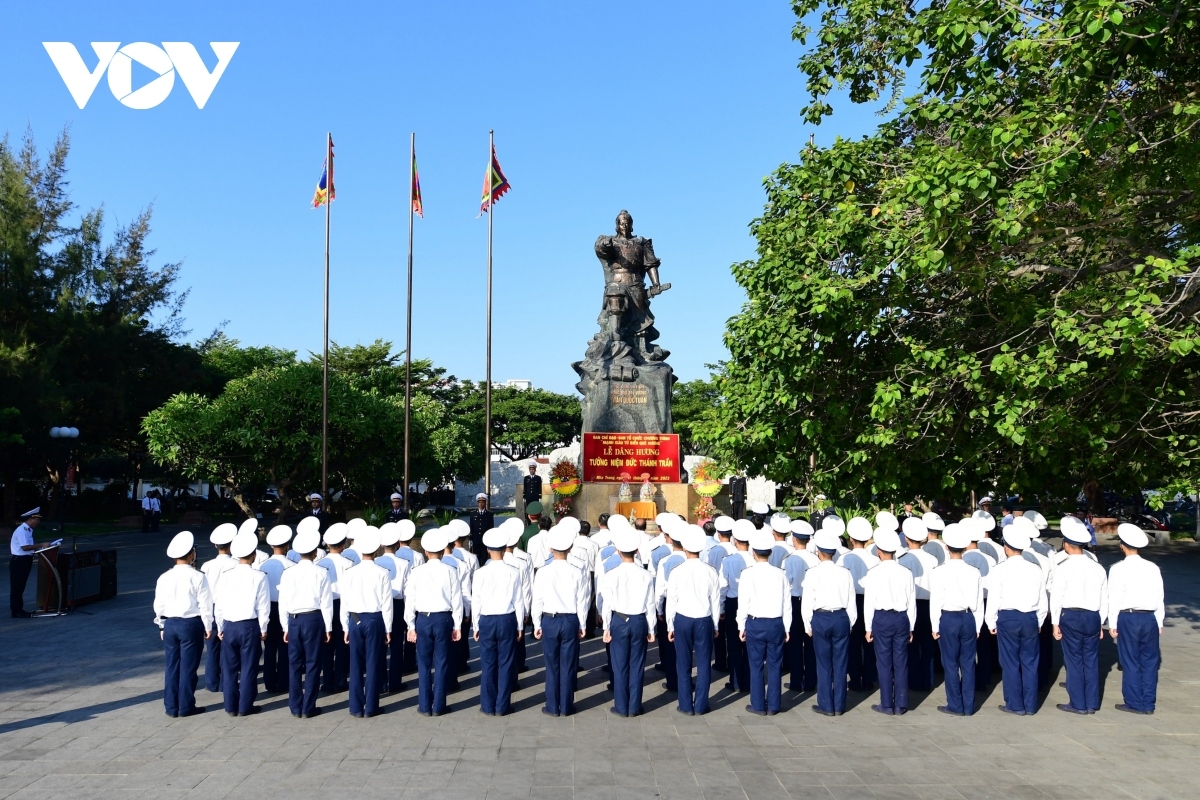 Các đại biểu dâng hương tại Tượng đài Đức Thánh Trần.