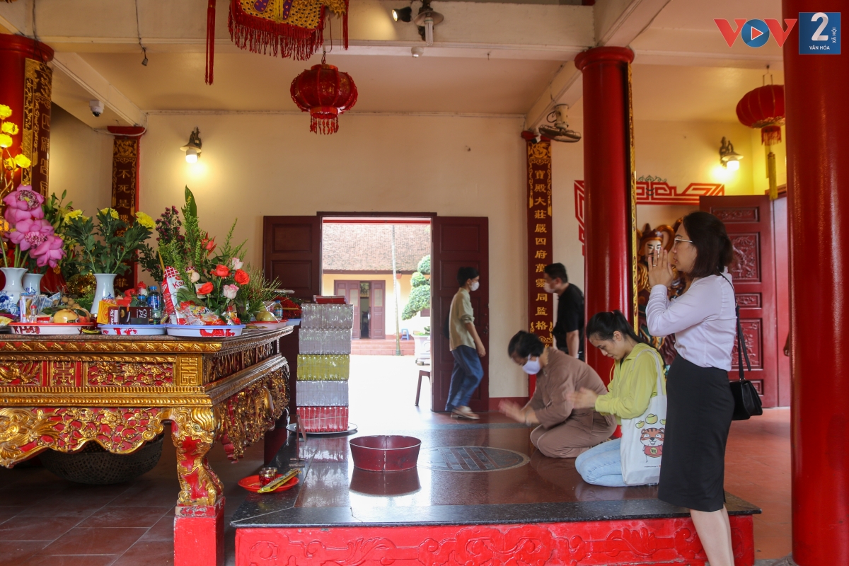 Là nơi linh thiêng nên phủ Tây Hồ được nhiều người đến cúng lễ và cầu phúc, cầu lộc vào những ngày lễ quan trọng trong năm.