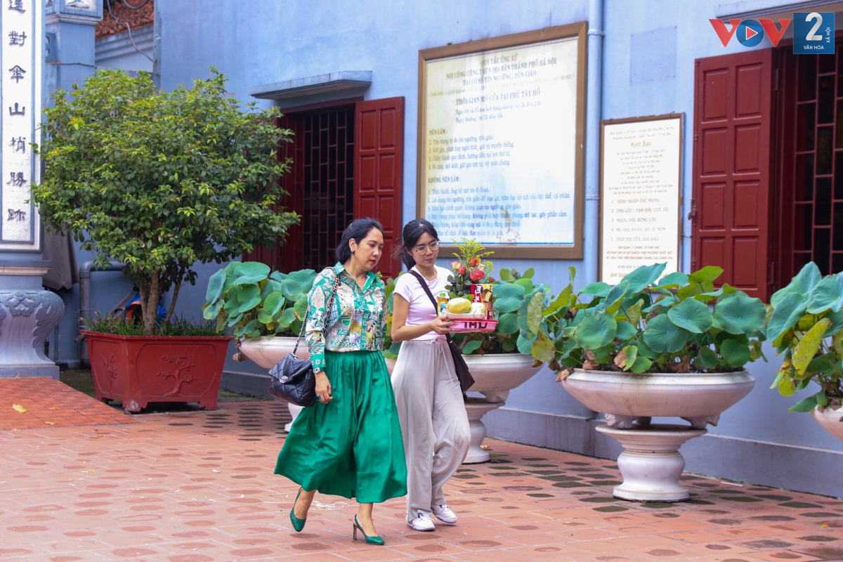 Người dân đi lễ chùa không mâm cao cỗ đầy, mà chỉ nén hương, gói bánh, oản... thể hiện một lòng cung kính.