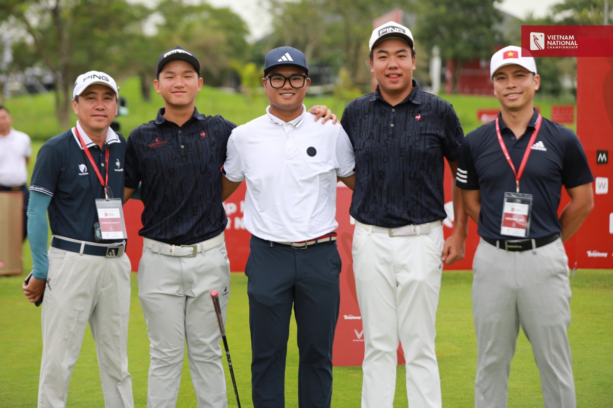 3 golfer dẫn đầu BXH nam cùng Tổng trọng tài Vũ Quân (trái) và Giám đốc giải Thái Dương