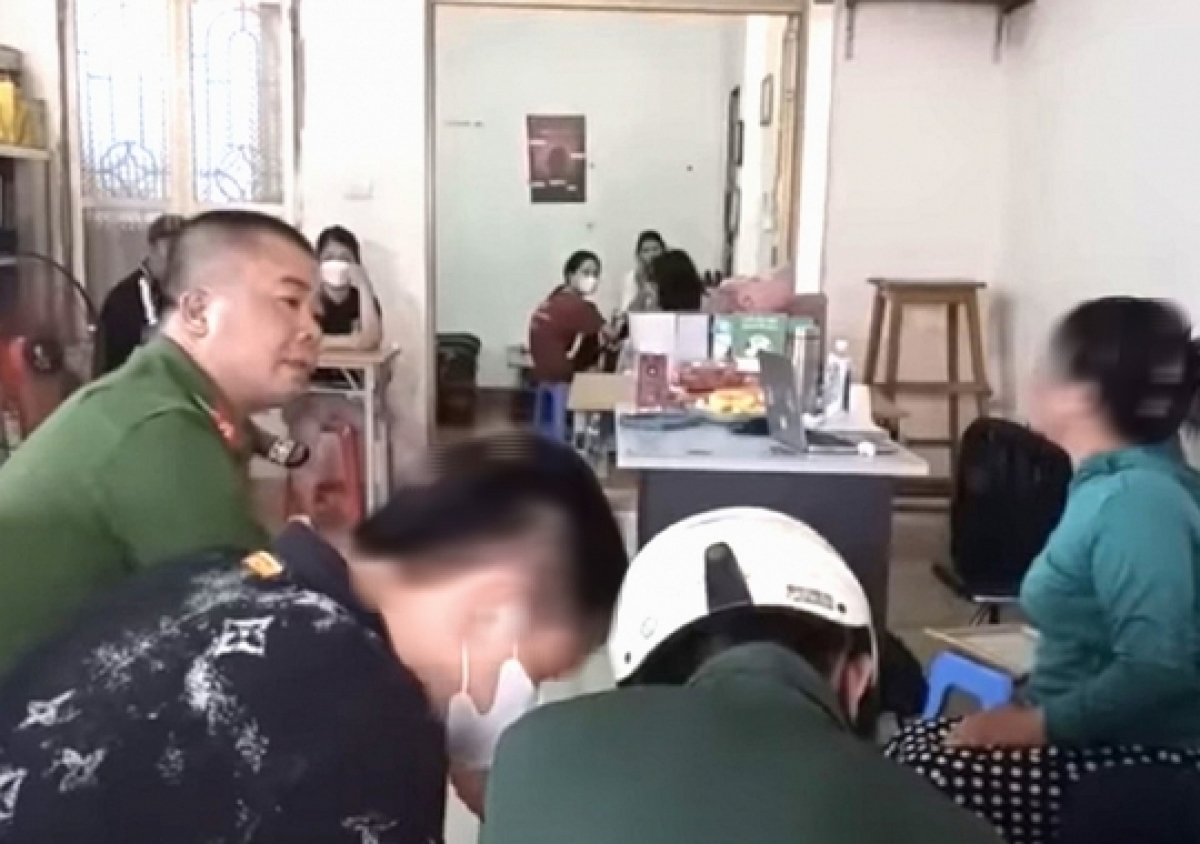 Lực lượng công an phường Hải Sơn làm việc với nhóm Bông hồng đen