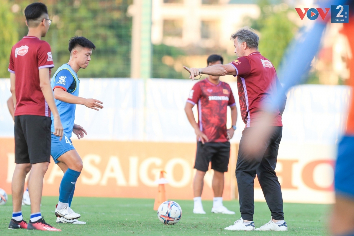 HLV Philippe Troussier đưa ra yêu cầu rất cao và tỉ mỉ trên sân tập.