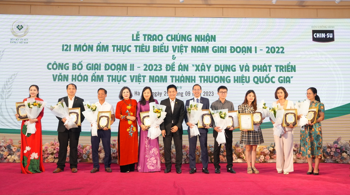 Trao chứng nhận 121 món ẩm thực tiêu biểu giai đoạn I - 2022. Ảnh: BTC