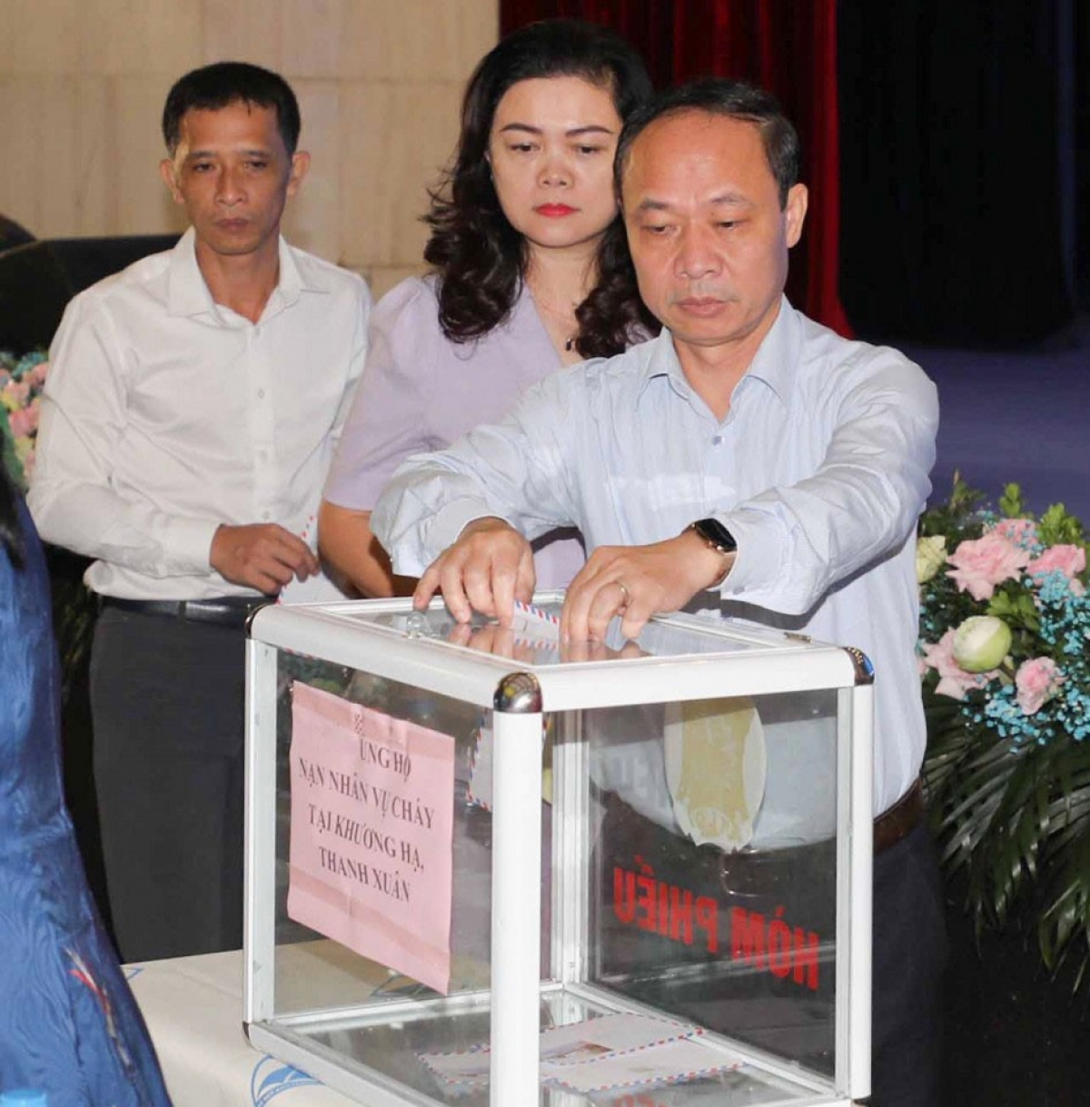 Các đồng chí lãnh đạo Sở GD&ĐT ủng hộ nạn nhân vụ