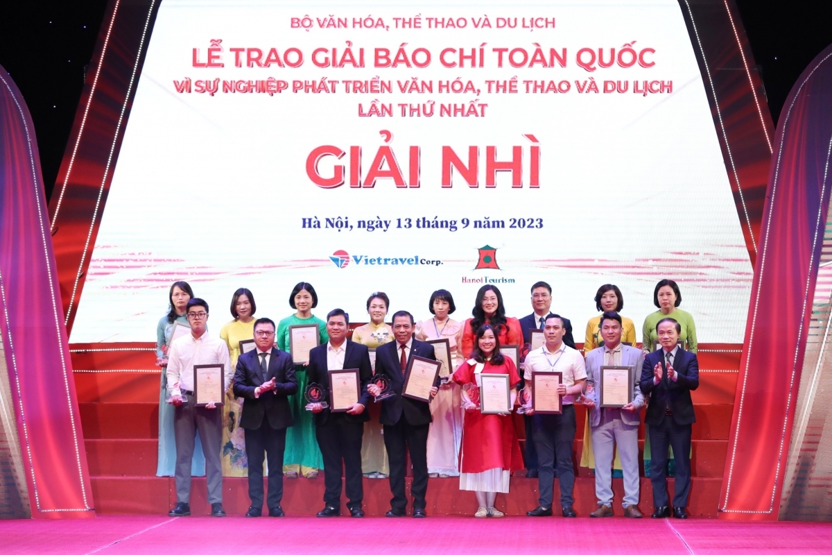 Các tác giả nhận Giải Nhì.