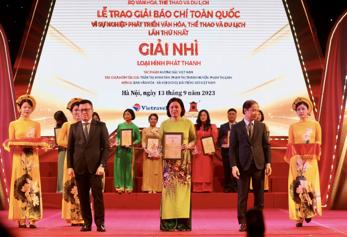 Tác phẩm "Hương sắc Việt Nam" của nhóm tác giả Trần Thị Minh Tâm, Phạm Thị Thanh Huyền, Phạm Thị Linh - Ban Văn hóa - Xã hội (VOV2), Đài TNVN đoạt giải Nhì