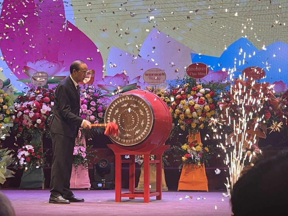 GS.TS Trịnh Minh Thụ , Hiệu trưởng trường ĐH Thủy lợi đánh trống khai giảng năm học 2023-2024