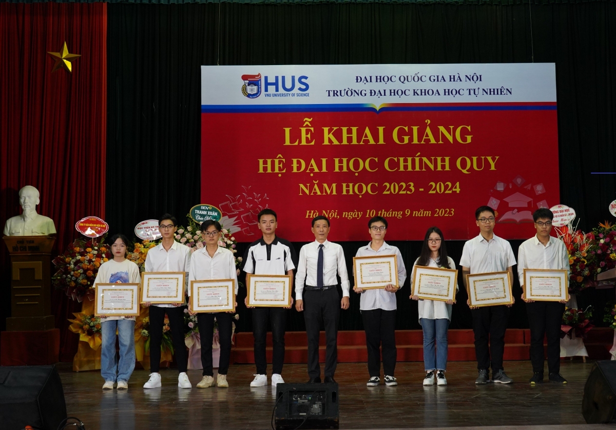 PGS.TS. Ngạc An Bang, Phó Hiệu trưởng Trường ĐHKHTN trao giấy khen cho 8 tân sinh viên có kết quả xét tuyển cao.