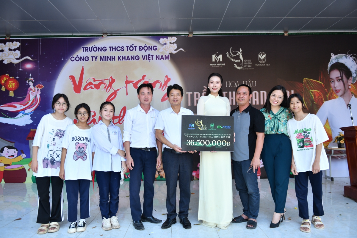 BTC Miss Peace Vietnam trao tặng phần quà cho các em học sinh có hoàn cảnh khó khăn trường THCS Tốt Động