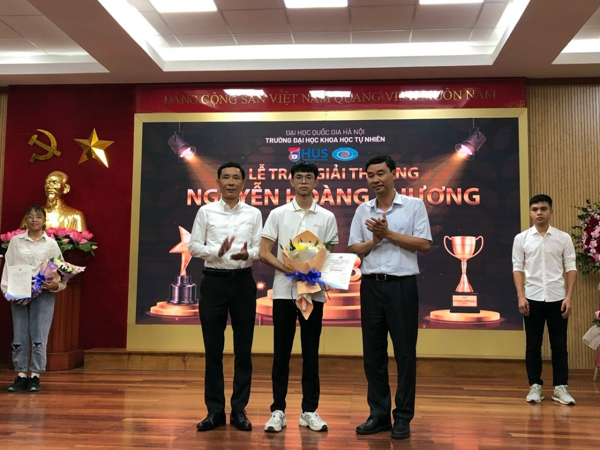 PGS.TS Nguyễn Hoàng Hải - Phó Giám đốc ĐHQG HN và PGSTS Ngạc An Bang Phó trưởng khoa Vật lý Trường ĐHKHTN trao giải Nhì cho Sinh viên Phan Đức Bình - K66 Vật lý