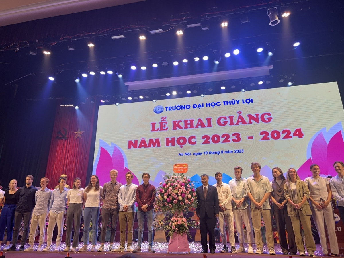 Các sinh viên Hà Lan đang học tập tại trường ĐH Thủy lợi tặng hoa chúc mừng nhà trường nhân dịp khai giảng năm học mới 2023-2024