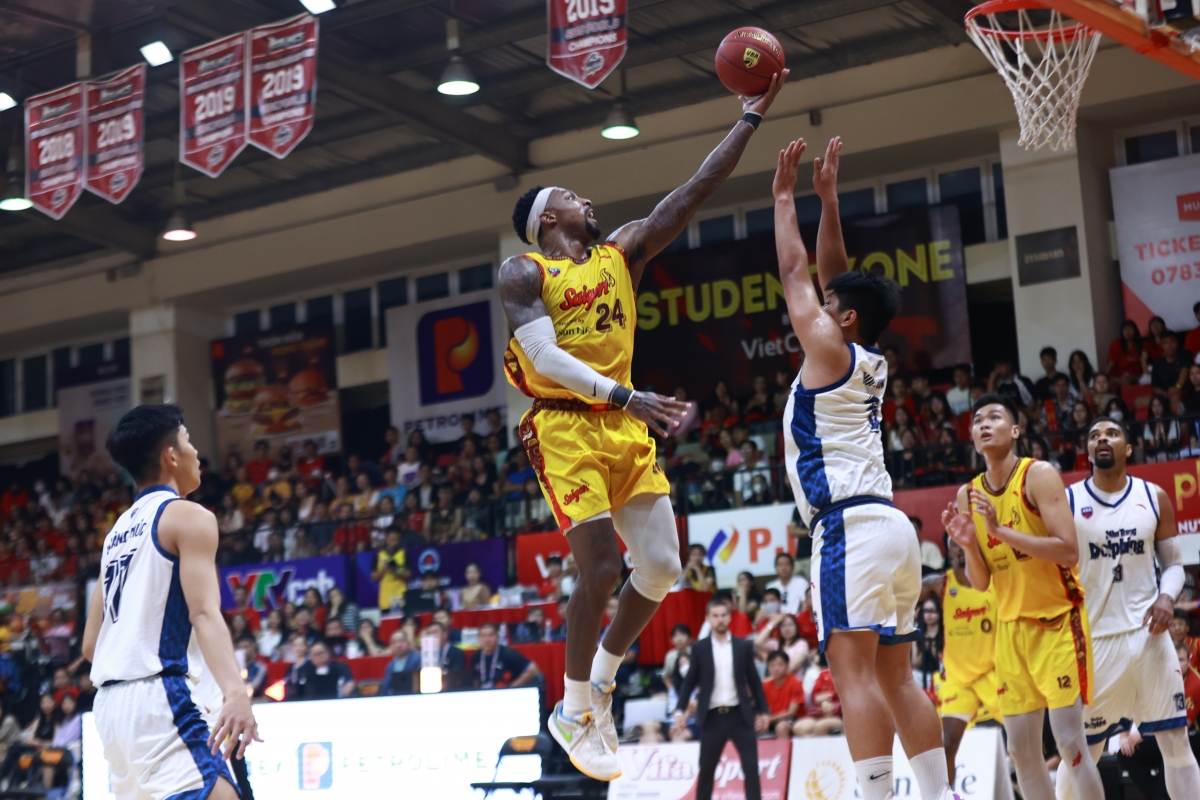 Kentrell Barkley dứt điểm trước tay chắn của cầu thủ Nha Trang Dolphins