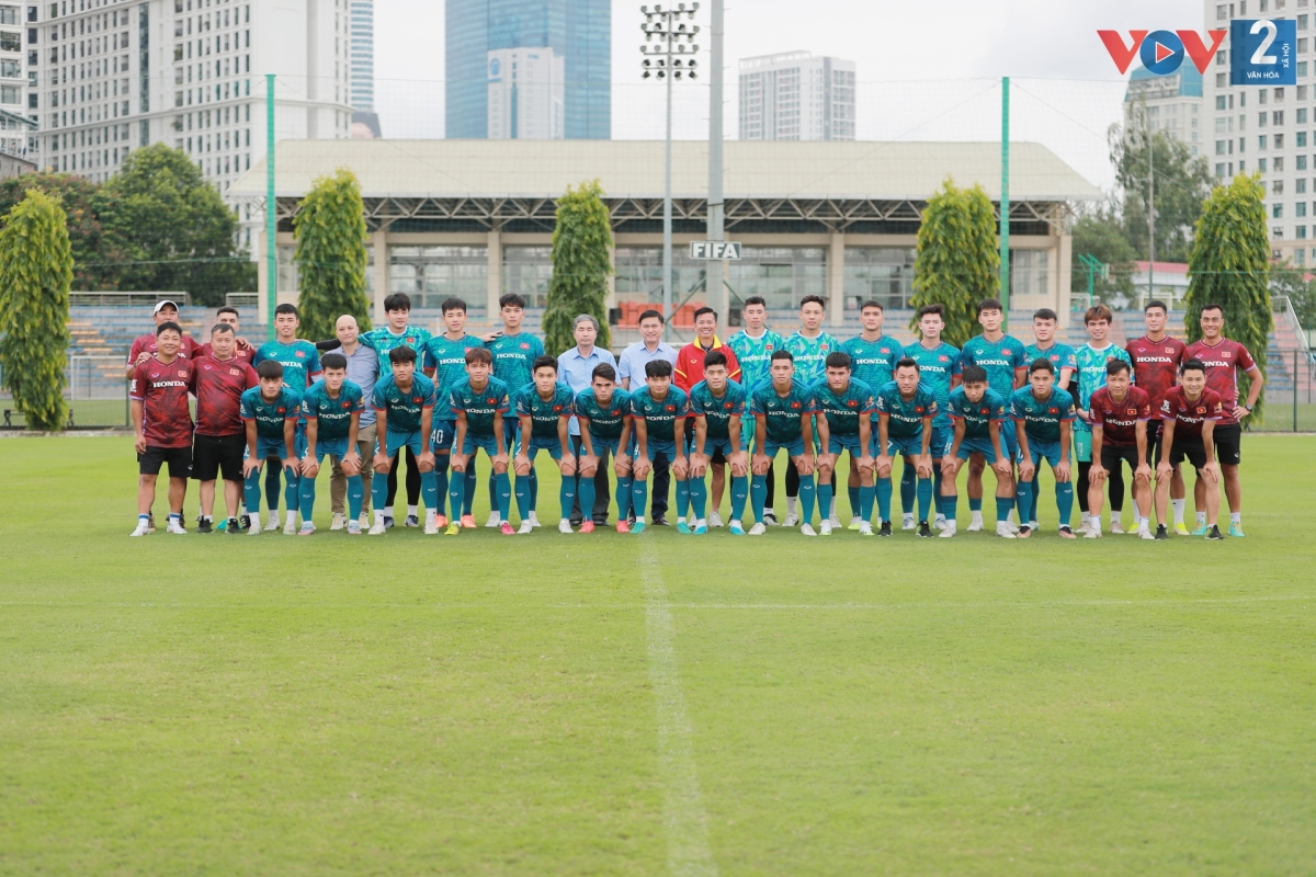 Phó Chủ tịch Liên đoàn Bóng đá Việt Nam (VFF) Trần Anh Tú gặp gỡ, động viên thầy trò huấn luyện viên Hoàng Anh Tuấn.